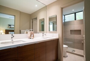 Ducha y bañera combinadas, secador de pelo, toallas y jabón