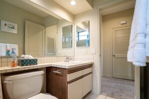 Duschwanne, Haartrockner, Handtücher, Seife