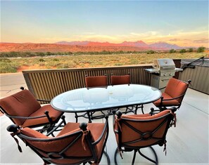 Outdoor dining - Luxury 4 bedroom twin home, beautiful views. Private hot tub. Covered patio.  (Moab)