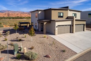 Exterior - Luxury 4 bedroom twin home, beautiful views. Private hot tub. Covered patio.  (Moab)