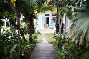Property grounds - Sea Star – Private, Staffed, Luxury Jungle Compound – 10 Steps From The Beach (Dunmore Town)
