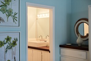 Shower, hair dryer, towels, soap - Sea Star – Private, Staffed, Luxury Jungle Compound – 10 Steps From The Beach (Dunmore Town)