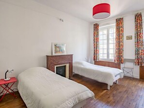 2 chambres, bureau, accès à Internet