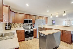 Frigorífico, microondas, horno y placa de cocina