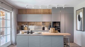 Réfrigérateur, micro-ondes, four, plaque de cuisson