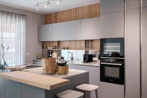 Fridge, microwave, oven, stovetop - Villa with pool and garden (Višnjan)