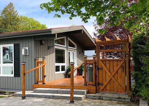 Oak Street Cottage - 3BRM with Backyard Retreat