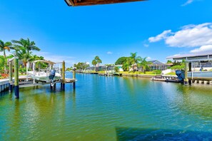 Marina - Waterfront oasis with private heated & screened pool, dock w/boat lift. 3BR/2BA (Apollo Beach)