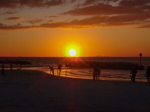 Sun loungers, beach towels - Waterfront oasis with private heated & screened pool, dock w/boat lift. 3BR/2BA (Apollo Beach)