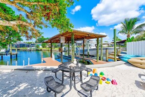 Outdoor dining - Waterfront oasis with private heated & screened pool, dock w/boat lift. 3BR/2BA (Apollo Beach)