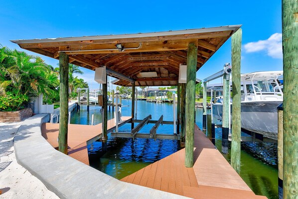 Marina - Waterfront oasis with private heated & screened pool, dock w/boat lift. 3BR/2BA (Apollo Beach)