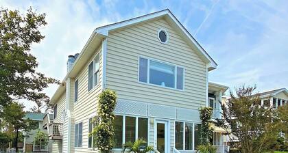 Oceanblock 4 bed / 4 full baths with Courtyard, Outdoor Shower, 2 Decks