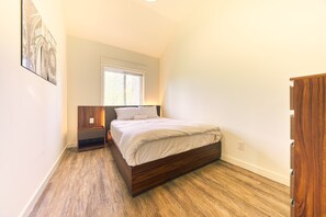 2 bedrooms, free WiFi, bed sheets - Cottage 22: Charming Bungalow Steps from the Lake (Wainfleet)