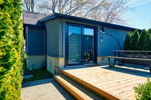 Outdoor dining - Cottage 22: Charming Bungalow Steps from the Lake (Wainfleet)