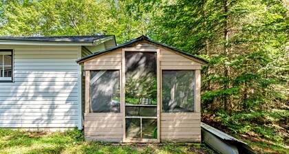 Dog & Family-Friendly Home w/Free WiFi, Full Kitchen, Flatscreen TV -near lakes