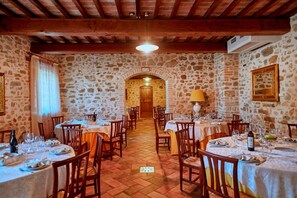 Dining - Beautiful apartment for 4 people with WIFI, pool, TV, balcony and pets allowed, close to Spoleto (Uncinano)