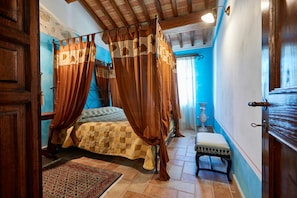 2 bedrooms, travel crib, free WiFi