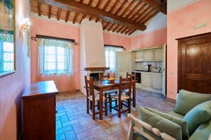 TV, fireplace - Cosy apartment for 4 people with pool, WIFI, TV and pets allowed, close to Spoleto (Uncinano)