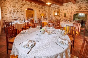 Dining - Lovely apartment for 5 guests with pool, WIFI, TV and pets allowed, close to Spoleto (Uncinano)