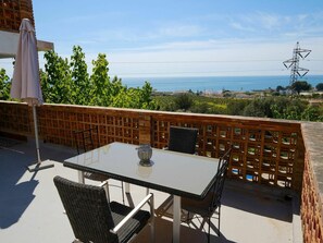 Outdoor dining - Beautiful private villa for 18 guests with WIFI, private pool, TV, balcony and pets allowed (Ulldecona)