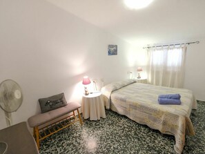 10 bedrooms, iron/ironing board, travel cot, free WiFi - Beautiful private villa for 18 guests with WIFI, private pool, TV, balcony and pets allowed (Ulldecona)