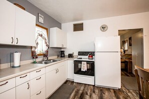 Fridge, microwave, oven, stovetop - Whit’s End Rental Downtown Whitefish (Whitefish)