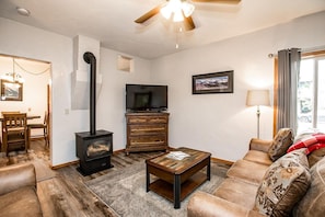 Smart TV y chimenea