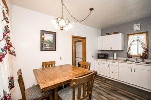 Dining - Whit’s End Rental Downtown Whitefish (Whitefish)