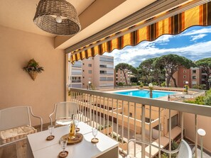 Outdoor dining - Nice apartment for 5 guests with WIFI, pool, TV and balcony (Hyères)