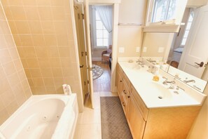 Combined shower/bathtub, jetted bath, hair dryer, towels