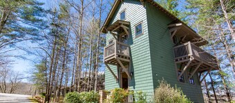The Roost, treehouse in Cheshire Black Mountain
