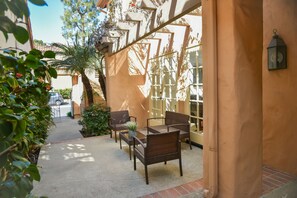 Outdoor dining - Long Beach 2-Story Stunner in Quaint Neighborhood (Long Beach)