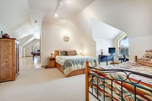 5 Schlafzimmer, Schreibtisch, Bügeleisen/Bügelbrett, WLAN