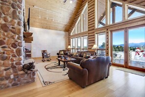 Fernseher, Kamin, Videospiele, Stereoanlage