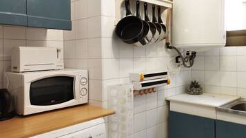 Een koelkast, een microgolfoven, een oven, een broodrooster