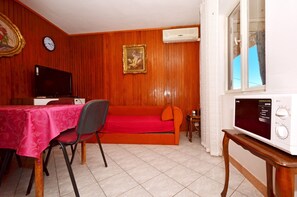 Interior - A large apt with big terrace, next to the beach (Arbanija)
