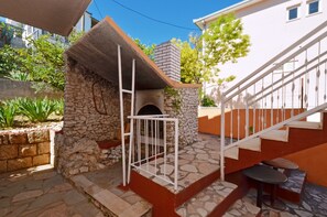 Property grounds - C apt w balcony, shared terrace & the sea view (Arbanija)