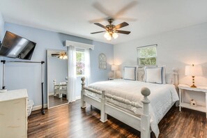 3 bedrooms, desk, iron/ironing board, free WiFi - Clemson House 1 mile from University & Stadium! (Clemson)