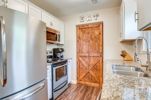 Fridge, microwave, oven, stovetop - Clemson House 1 mile from University & Stadium! (Clemson)