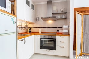 Een koelkast, een microgolfoven, een oven, een kookplaat