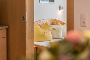 2 bedrooms, free WiFi, bed sheets - "Ferienwohnung Valentina" Close to the Ski Resorts Penken & Ahorn with Mountain View (Schwendau)