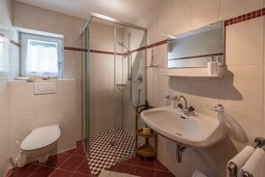 Een douche, een haardroger, handdoeken