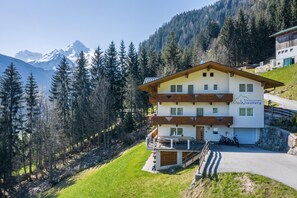 Exterior - "Ferienwohnung Valentina" Close to the Ski Resorts Penken & Ahorn with Mountain View (Schwendau)