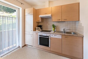 Een koelkast, een oven, een kookplaat, een vaatwasser