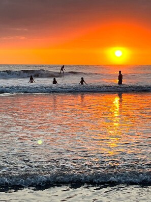 Una playa cerca, sillas reclinables de playa, toallas de playa