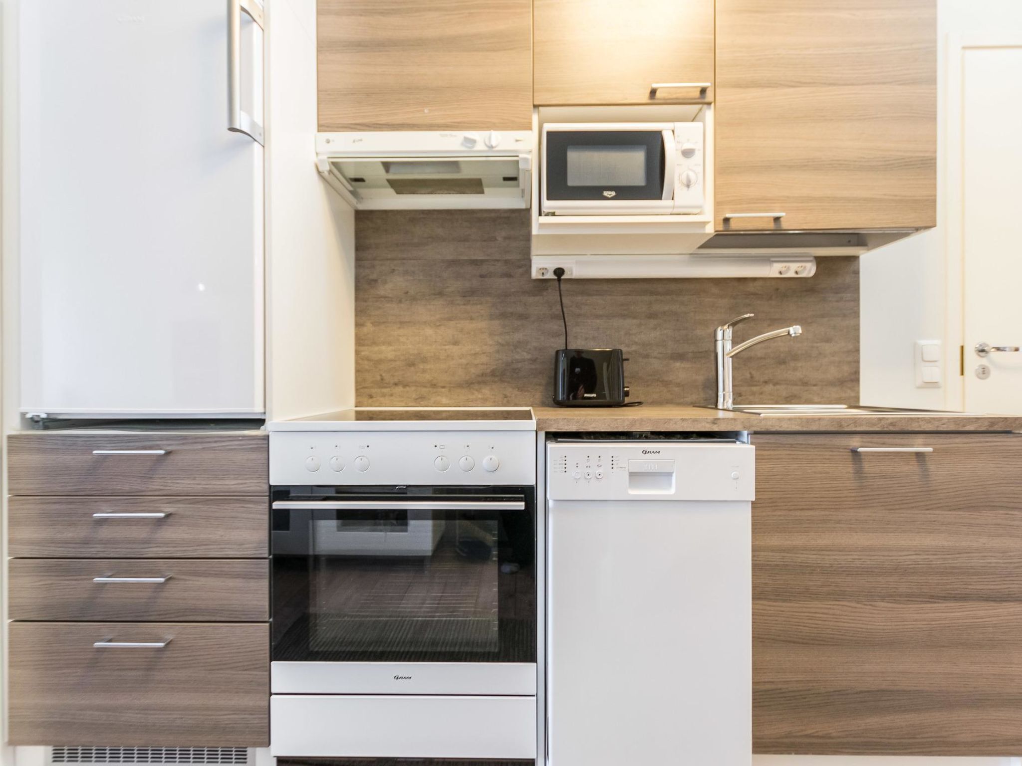 Fridge, microwave, dishwasher, cookware/dishes/utensils