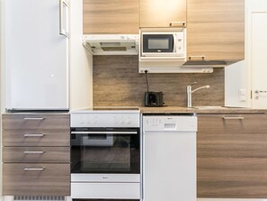 Kühlschrank, Mikrowelle, Geschirrspüler, Kochgeschirr/Geschirr/Besteck