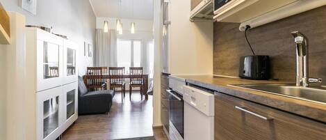 Kühlschrank, Mikrowelle, Geschirrspüler, Kochgeschirr/Geschirr/Besteck