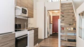 Refrigerador, microondas, lavavajillas y utensilios de cocina