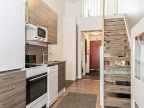 Kühlschrank, Mikrowelle, Geschirrspüler, Kochgeschirr/Geschirr/Besteck